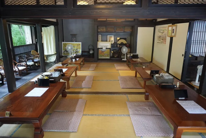 畳に座卓が並ぶ大広間